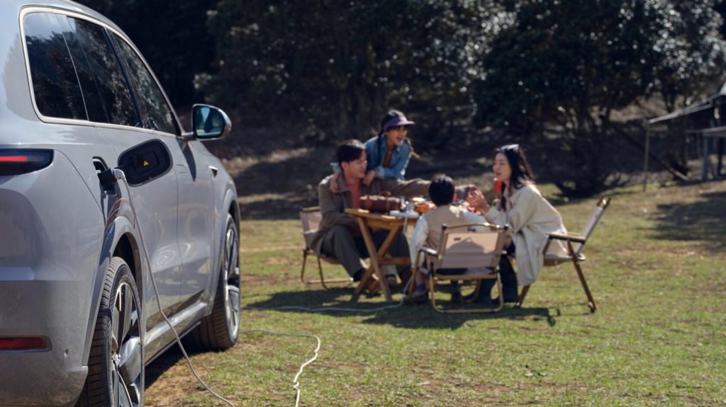 Outdoor power discharge for Camping