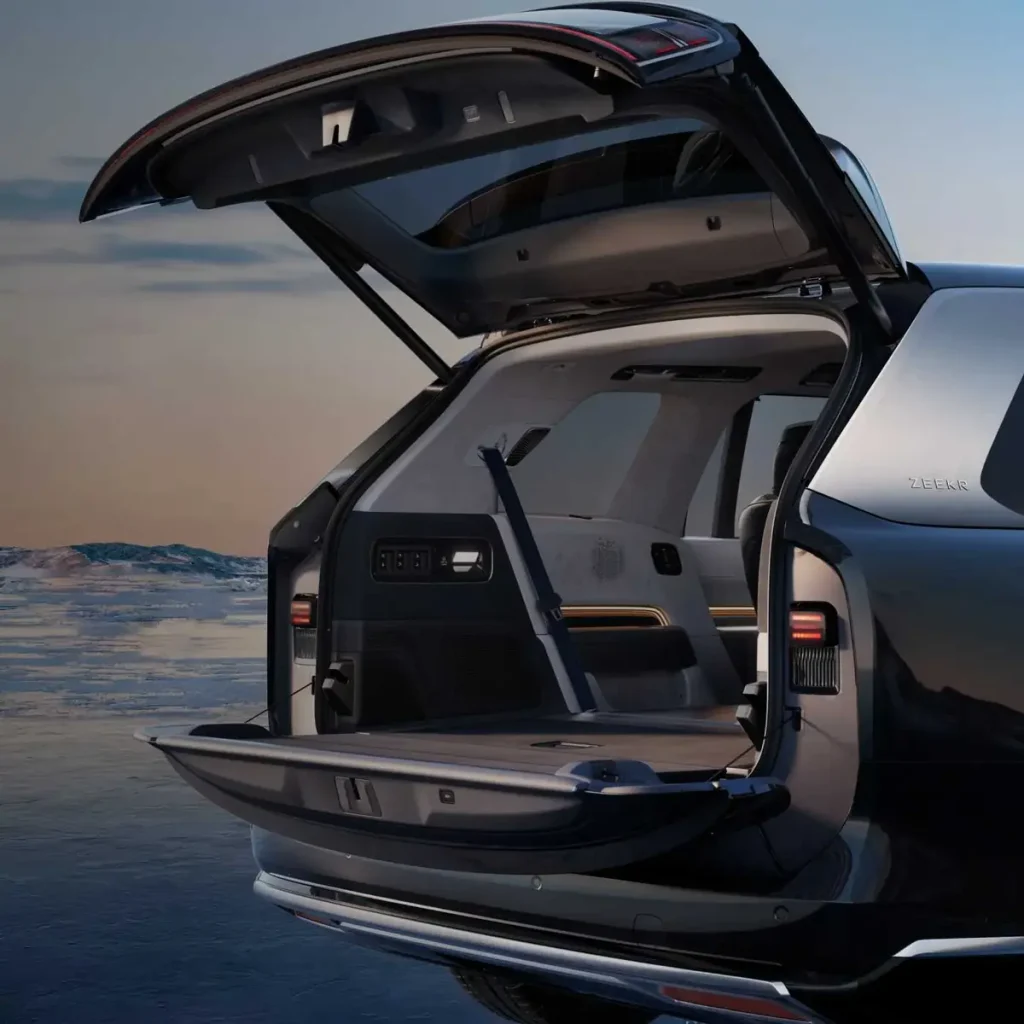 470 L Boot, 2,148 L Folded